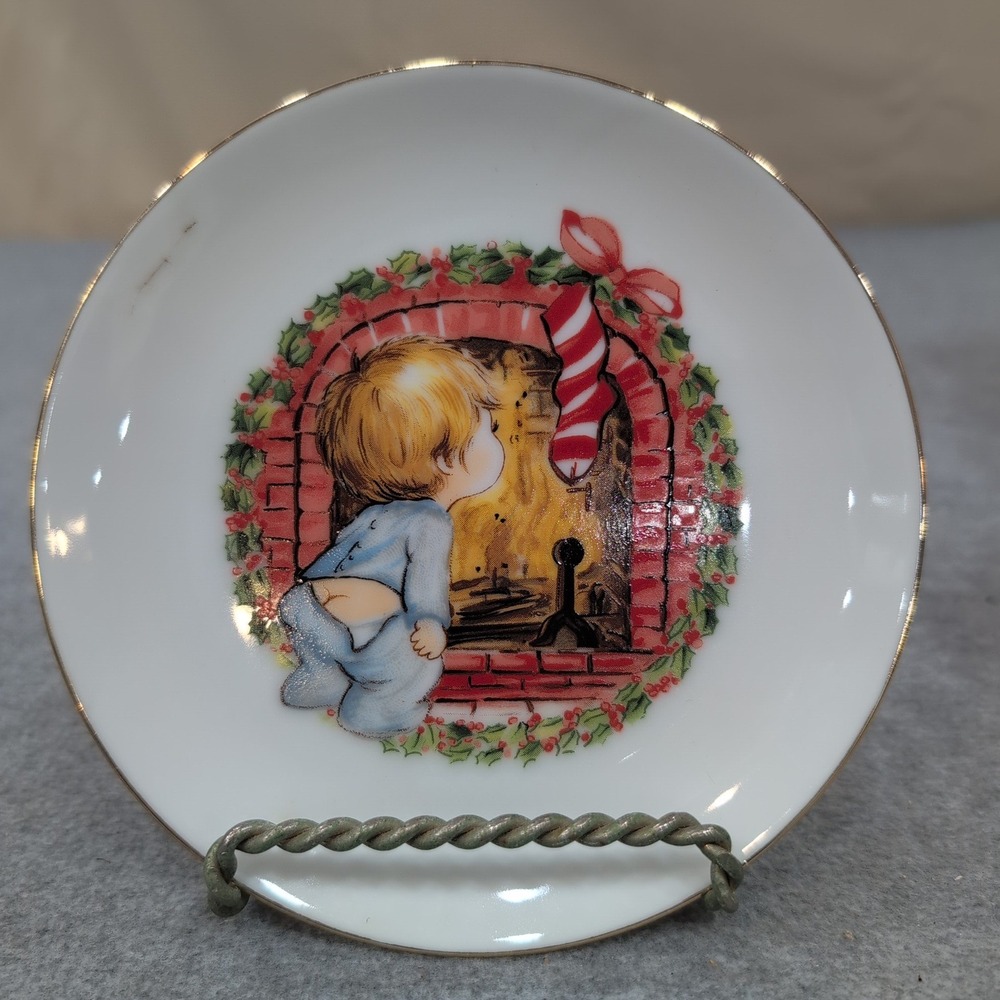 Fine Porcelain Decorative Jasco 1982 Plate Japan Child Boy at Fireplace Stocking - Picture 1 of 5